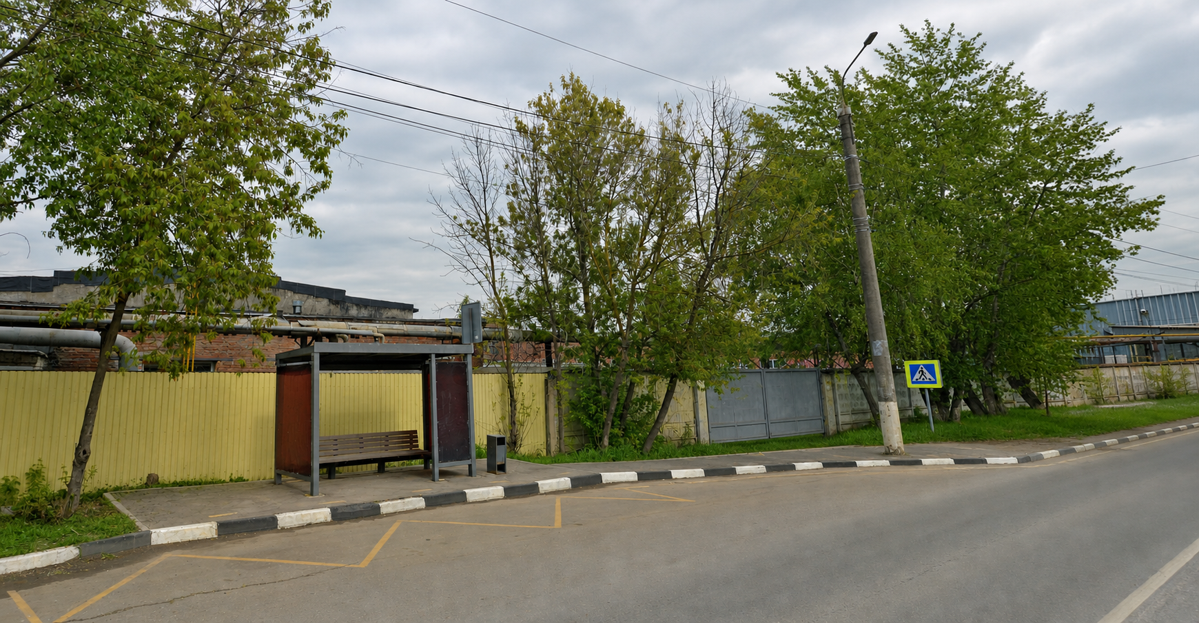 Остановка общественного транспорта рядом с воротами складского комплекса Соверайз
